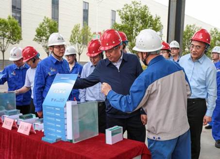 打造向上向前第一象限生力軍 錘煉甘于做人做事作難、受苦受累受屈的企業(yè)家隊(duì)伍——河南投資集團(tuán)黨委書記、董事長(zhǎng)劉新勇蒞臨安彩高科開展主題教育調(diào)研